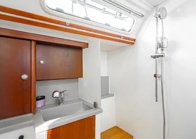 Le Figuier Sailing - Interior Shower